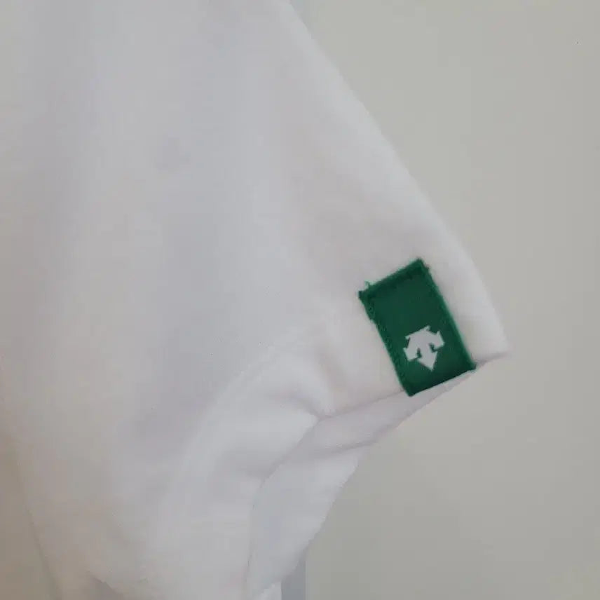 [BUNJANG] Descente Logo Printed White Short Sleeve T-Shirt (S) / 데상트 로고 프린팅 흰색 반팔 티셔츠 S사이즈