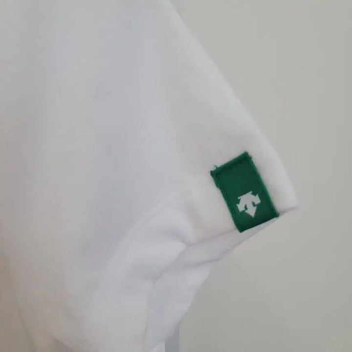 [BUNJANG] Descente Logo Printed White Short Sleeve T-Shirt (S) / 데상트 로고 프린팅 흰색 반팔 티셔츠 S사이즈