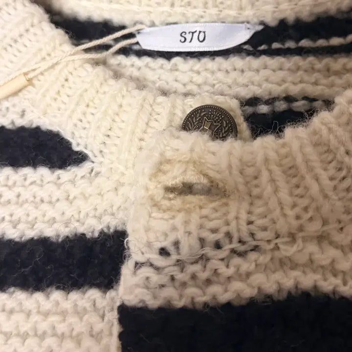 [BUNJANG] STU Round Neck Striped Cardigan Ivory / STU 라운드넥 스트라이프 가디건 아이보리