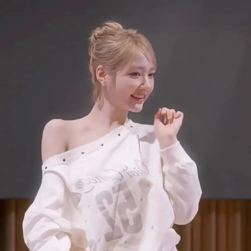 [BUNJANG] KIRSH Off-Shoulder Sweatshirt / 키키 지유 오아이오아이 컬렉션 오프숄더 맨투맨