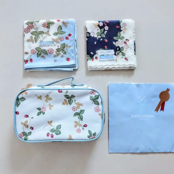 [BUNJANG] Wedgwood Strawberry Pattern Handkerchief Set with Pouch / 웨지우드 딸기 손수건2개+파우치(모두 새상품)