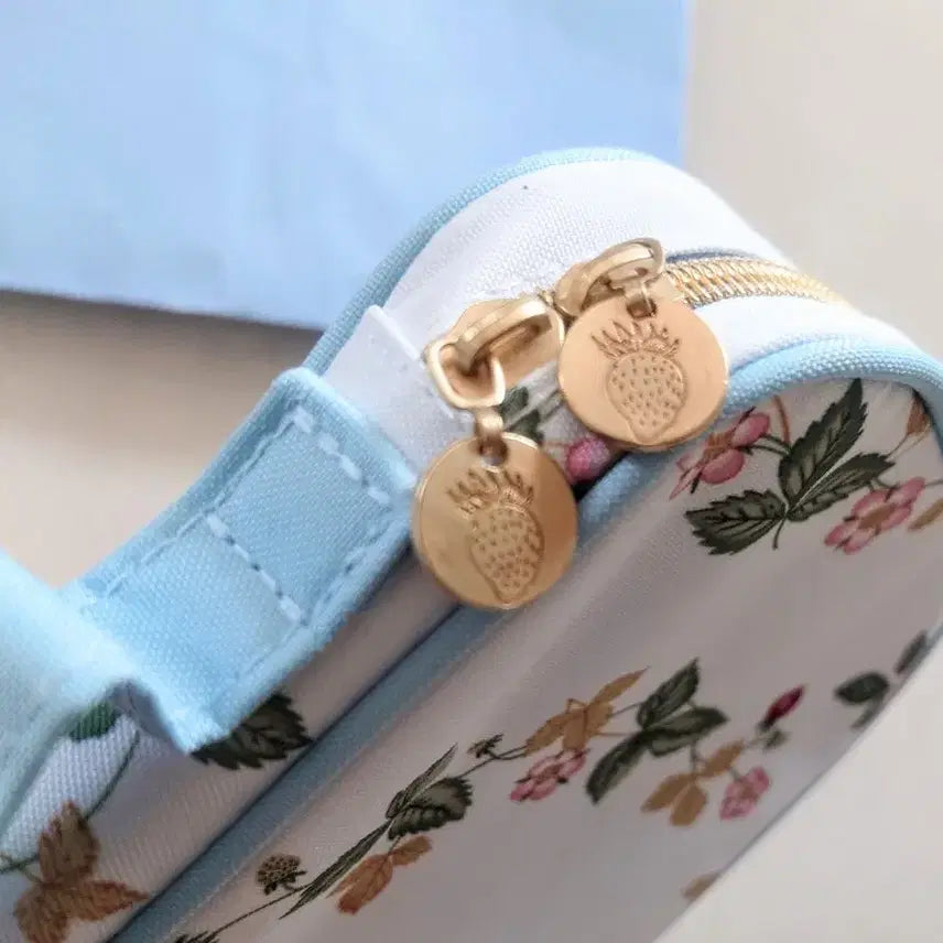 [BUNJANG] Wedgwood Strawberry Pattern Handkerchief Set with Pouch / 웨지우드 딸기 손수건2개+파우치(모두 새상품)