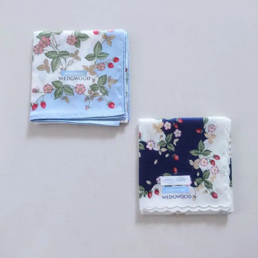[BUNJANG] Wedgwood Strawberry Pattern Handkerchief Set with Pouch / 웨지우드 딸기 손수건2개+파우치(모두 새상품)