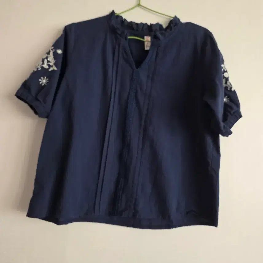 [BUNJANG] Navy Floral Embroidery Short Sleeve Blouse / 네이비색 플라워 자수 반팔 블라우스