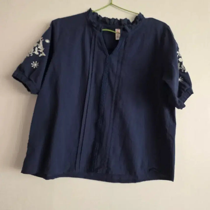 [BUNJANG] Navy Floral Embroidery Short Sleeve Blouse / 네이비색 플라워 자수 반팔 블라우스