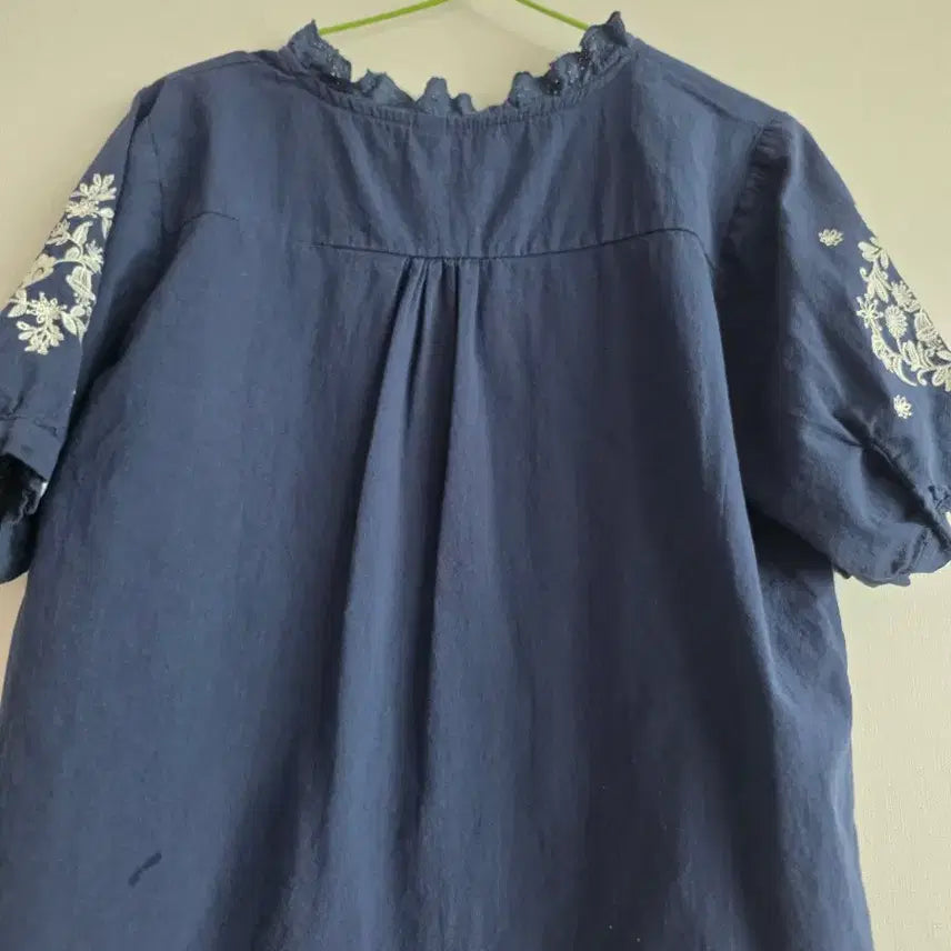 [BUNJANG] Navy Floral Embroidery Short Sleeve Blouse / 네이비색 플라워 자수 반팔 블라우스