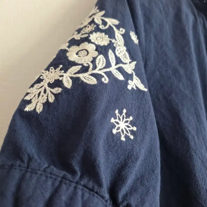 [BUNJANG] Navy Floral Embroidery Short Sleeve Blouse / 네이비색 플라워 자수 반팔 블라우스