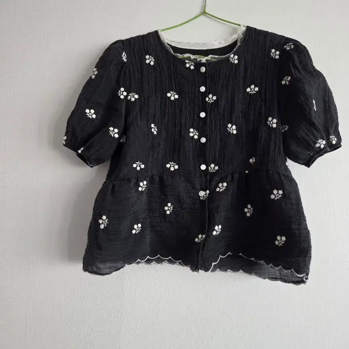 [BUNJANG] Black Floral Embroidered Short Sleeve Blouse / 블랙 꽃자수 반팔 블라우스