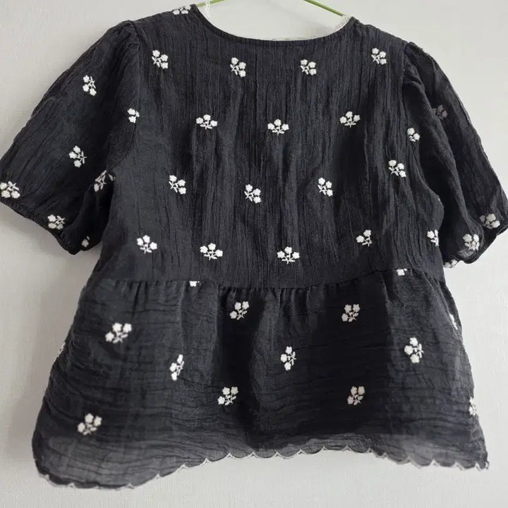 [BUNJANG] Black Floral Embroidered Short Sleeve Blouse / 블랙 꽃자수 반팔 블라우스
