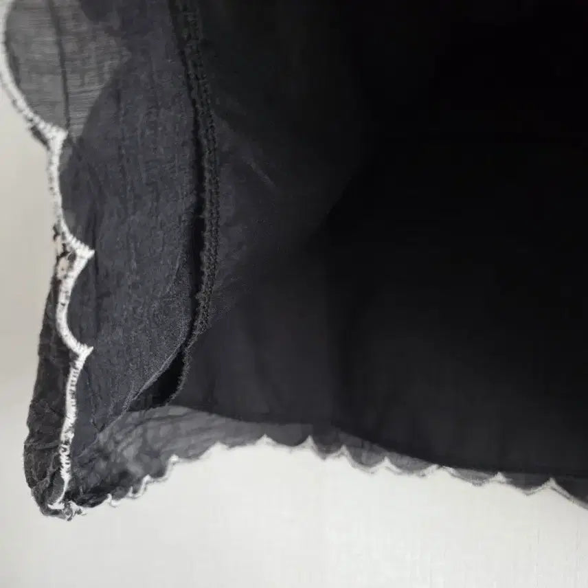 [BUNJANG] Black Floral Embroidered Short Sleeve Blouse / 블랙 꽃자수 반팔 블라우스
