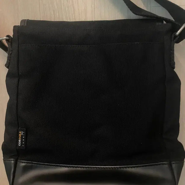 [BUNJANG] Thisisneverthat Messenger Bag / 디스이즈네버댓 메신저백