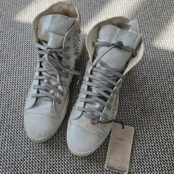 [BUNJANG] Studded Wear Sneakers (Size 42) / (새신발) 스터드 워 (42)