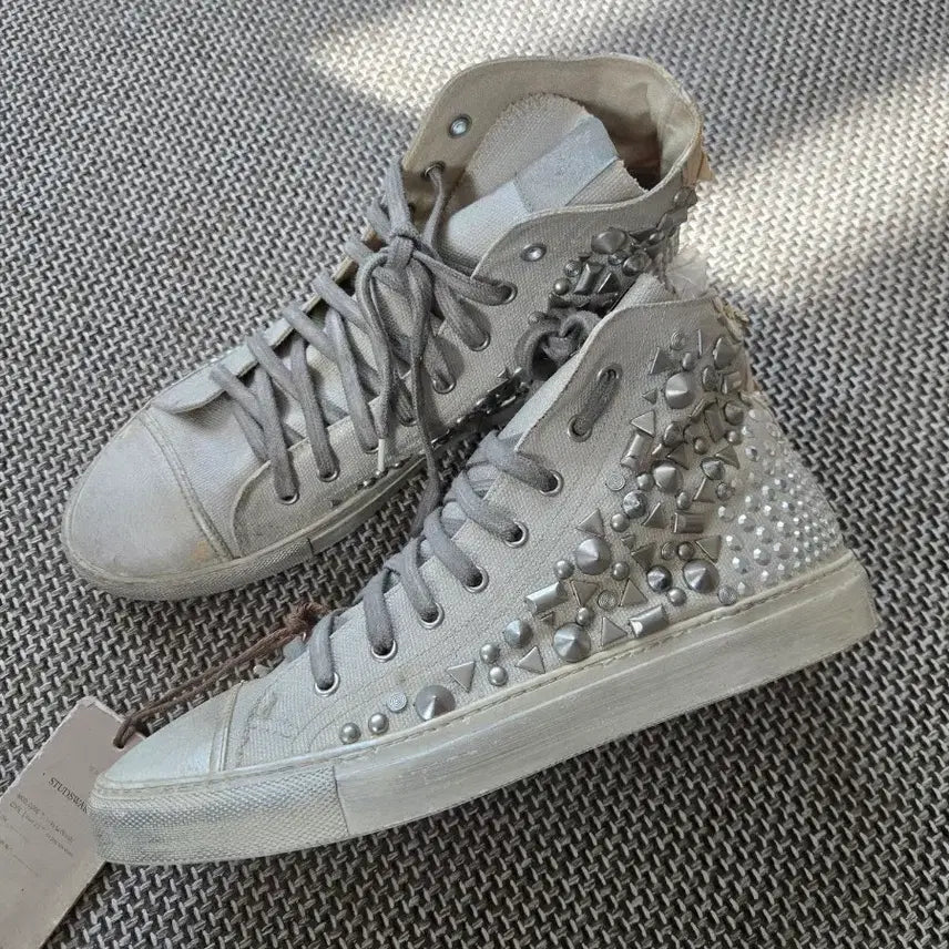 [BUNJANG] Studded Wear Sneakers (Size 42) / (새신발) 스터드 워 (42)
