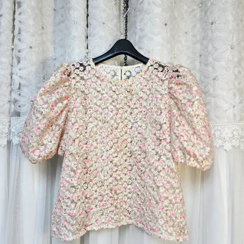 [BUNJANG] Organza Embroidered Puff Blouse / 오간자)자수퍼프블라우스