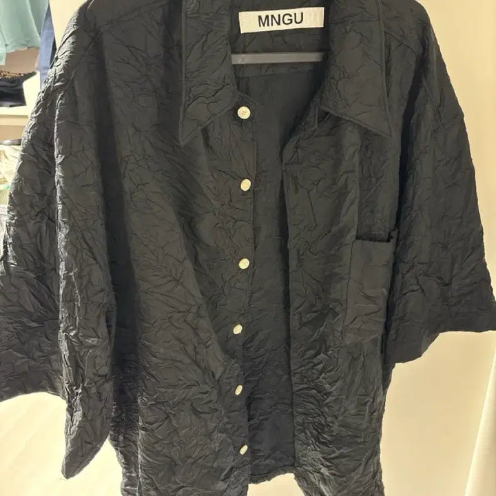 [BUNJANG] MNGU Crinkle Mid-Sleeve Shirt in Black / MNGU 크링클 미드-슬리브 셔츠 IN 블랙