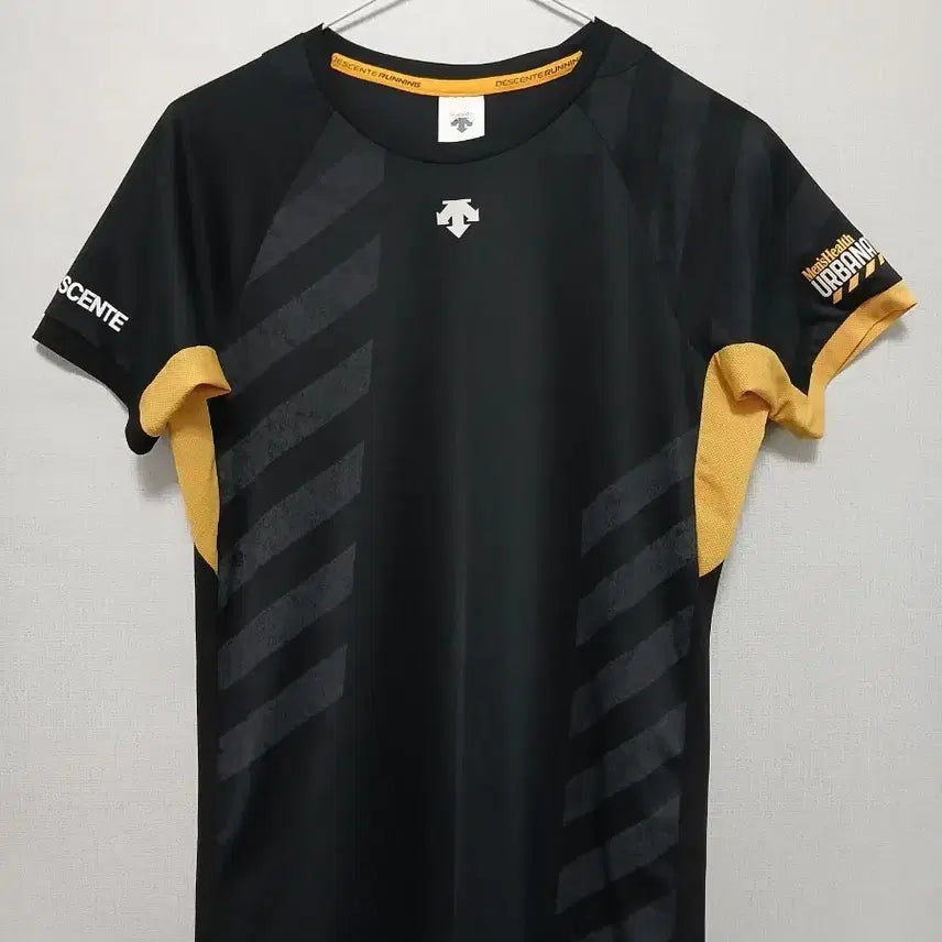 [SOLD OUT] 데상트 반팔 티셔츠 블랙/골드