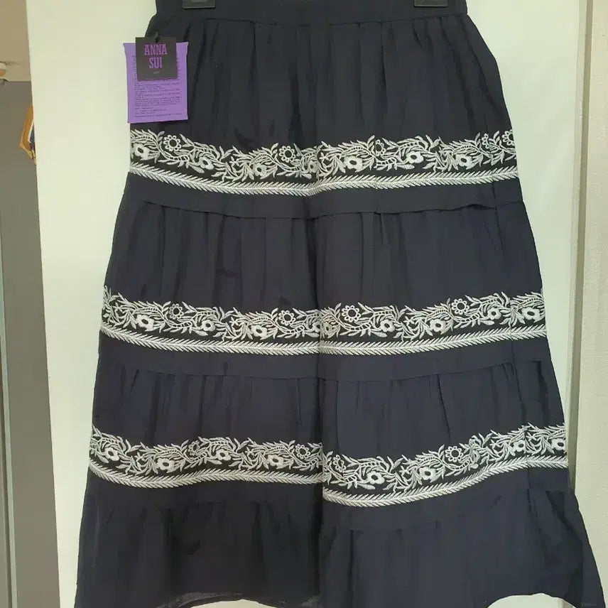 [BUNJANG] Anna Sui Embroidered Skirt - Navy/Red - 66 Size / (새상품)안나수이 자수 스커트66