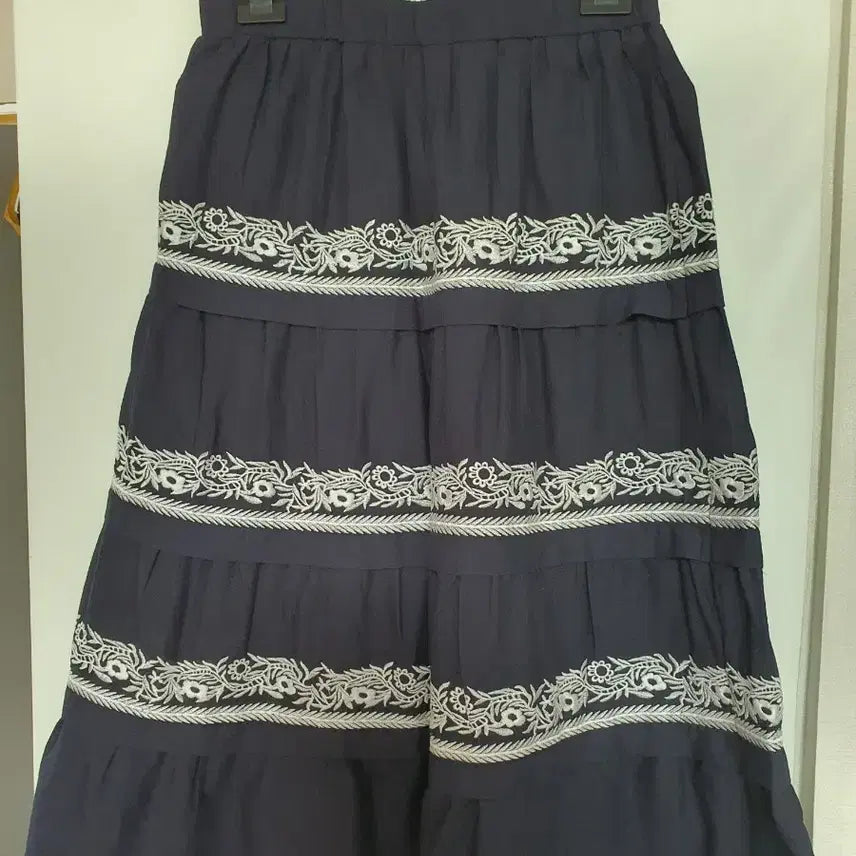 [BUNJANG] Anna Sui Embroidered Skirt - Navy/Red - 66 Size / (새상품)안나수이 자수 스커트66