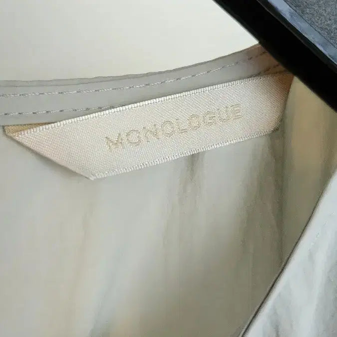 [SOLD OUT] 모놀로그 바스락 밴딩 블라우스