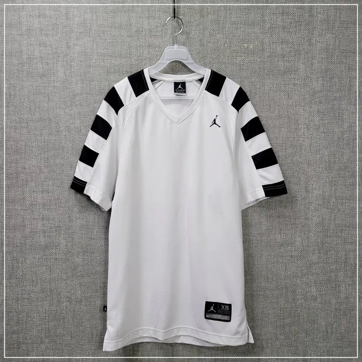[BUNJANG] Nike Jordan White V-neck Short Sleeve T-shirt (Men&