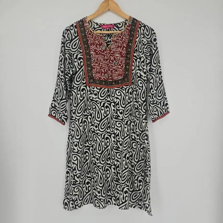 [BUNJANG] Imported Indian Embroidered Long Blouse - Size M / 인도 수입 가슴 자수 포인트 롱 블라우스 M