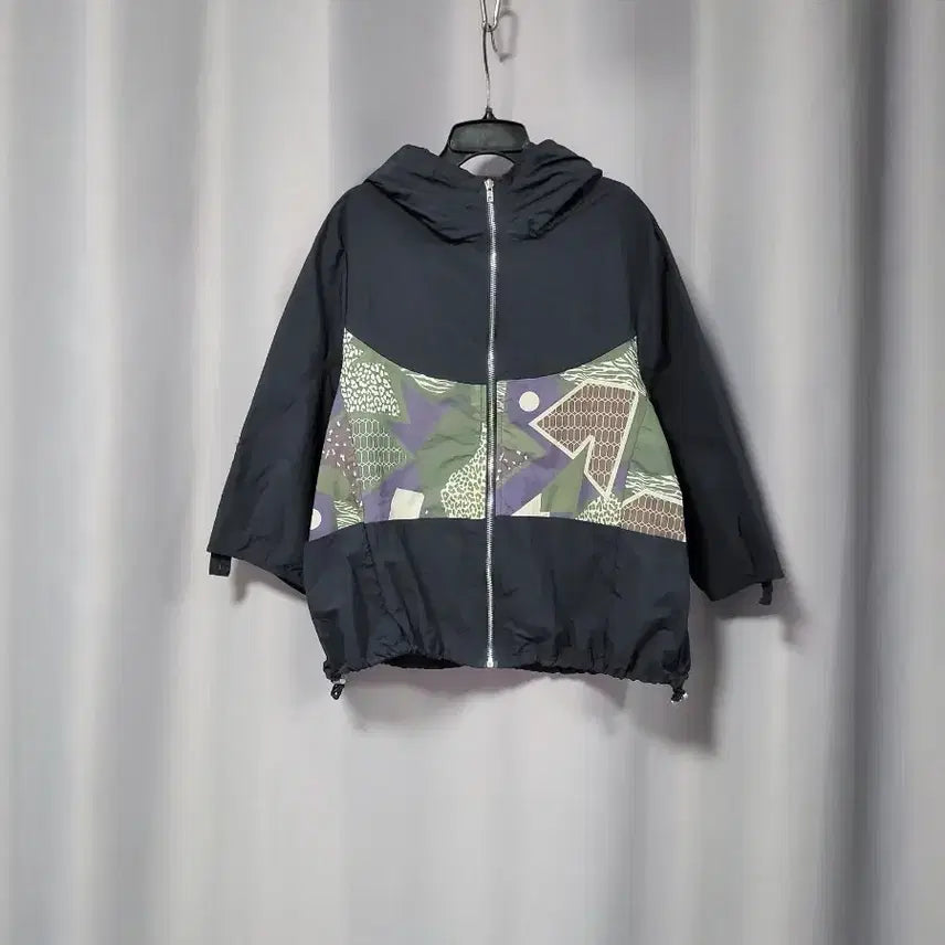 [BUNJANG] Patterned Hooded Windbreaker Jacket / 7부소매 패턴 후드디테일 바람막이 점퍼
