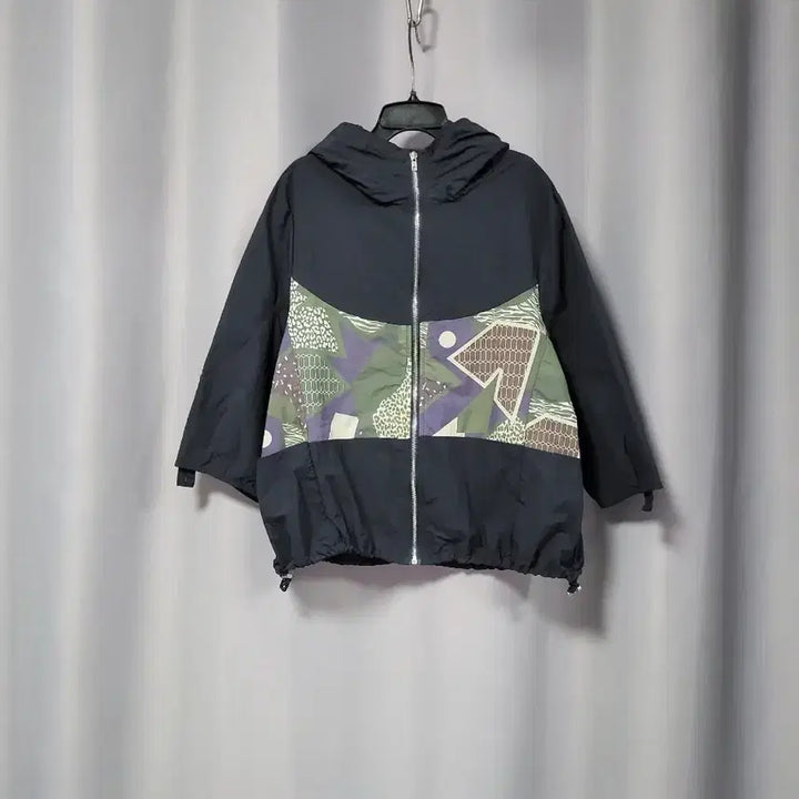 [BUNJANG] Patterned Hooded Windbreaker Jacket / 7부소매 패턴 후드디테일 바람막이 점퍼