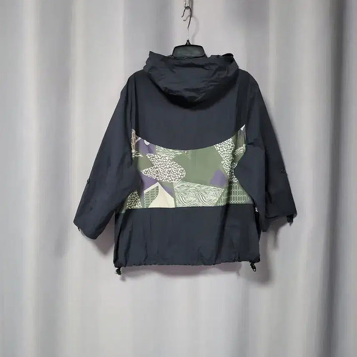 [BUNJANG] Patterned Hooded Windbreaker Jacket / 7부소매 패턴 후드디테일 바람막이 점퍼