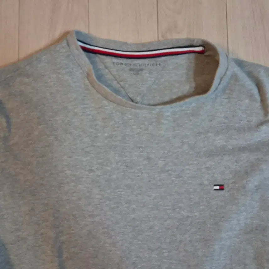[SOLD OUT] 타미힐피거(Tommy Hilfiger) 그레이 컬러 반팔 티셔츠. 100