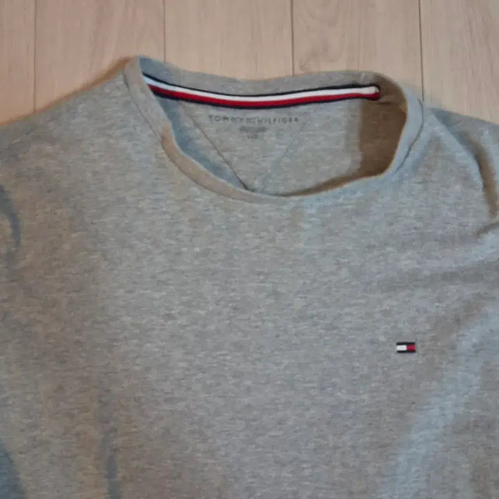 [SOLD OUT] 타미힐피거(Tommy Hilfiger) 그레이 컬러 반팔 티셔츠. 100