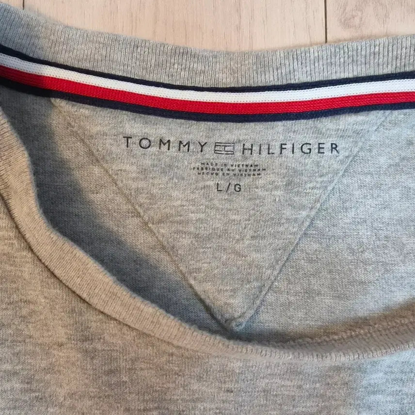 [SOLD OUT] 타미힐피거(Tommy Hilfiger) 그레이 컬러 반팔 티셔츠. 100