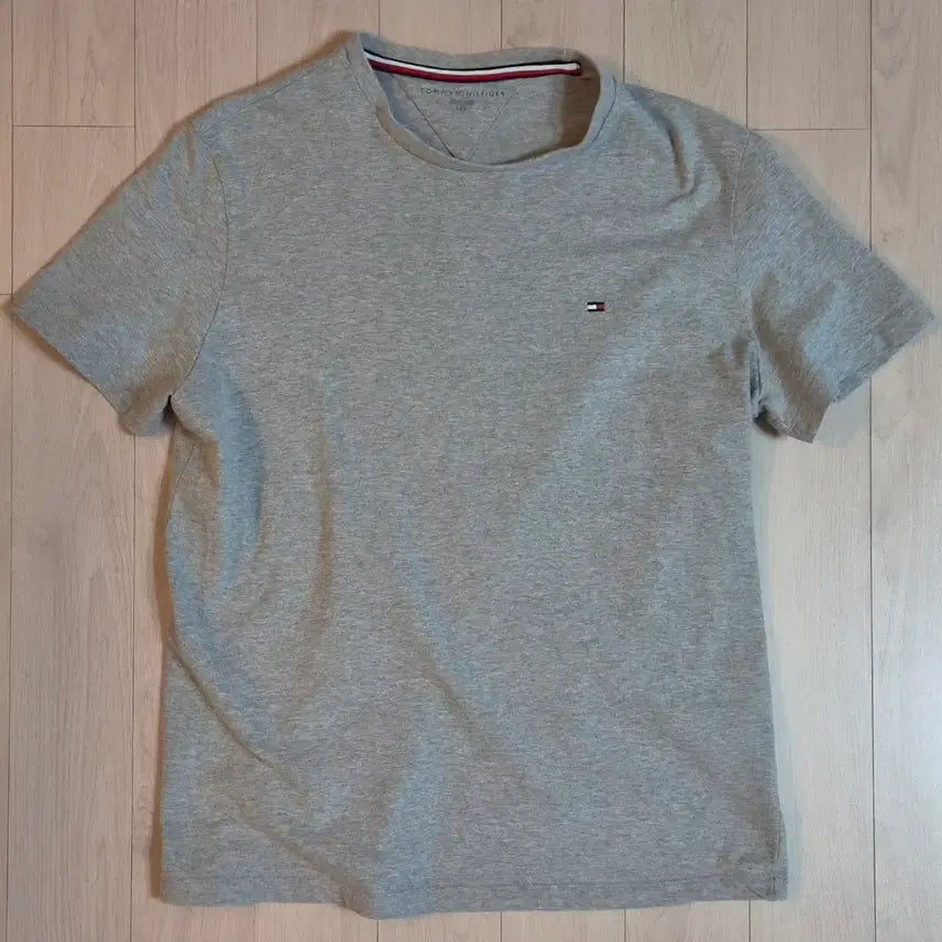 [SOLD OUT] 타미힐피거(Tommy Hilfiger) 그레이 컬러 반팔 티셔츠. 100