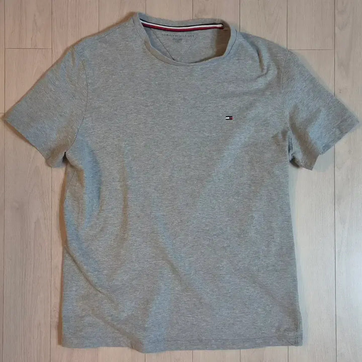 [SOLD OUT] 타미힐피거(Tommy Hilfiger) 그레이 컬러 반팔 티셔츠. 100