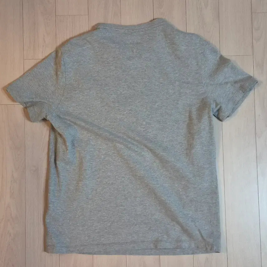 [SOLD OUT] 타미힐피거(Tommy Hilfiger) 그레이 컬러 반팔 티셔츠. 100