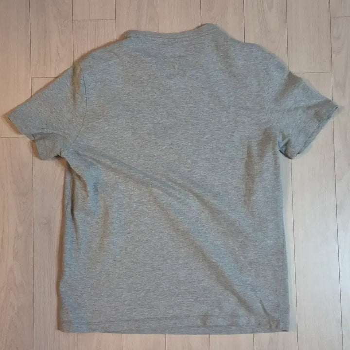 [SOLD OUT] 타미힐피거(Tommy Hilfiger) 그레이 컬러 반팔 티셔츠. 100
