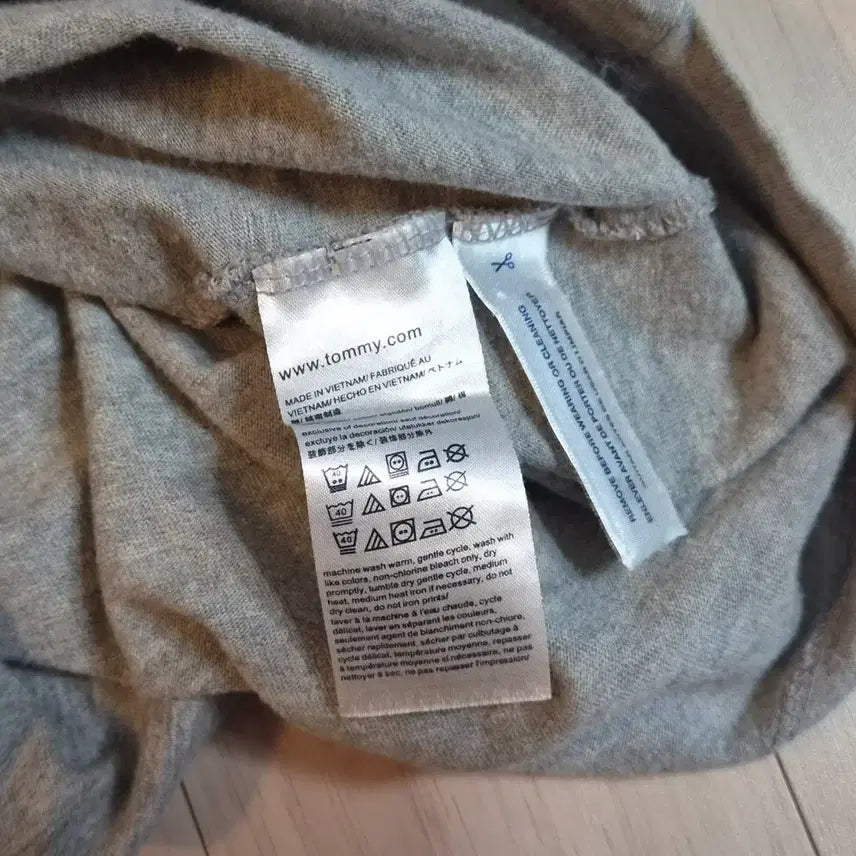 [SOLD OUT] 타미힐피거(Tommy Hilfiger) 그레이 컬러 반팔 티셔츠. 100
