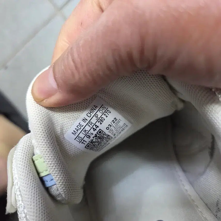 [BUNJANG] Adidas Ozweego Ivory Sneakers (Size 270) / 아디다스 오즈위고 아이보리 운동화270