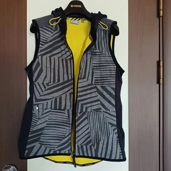 [BUNJANG] New Balance Hooded Vest Black/Gray Pattern / 뉴발란스 후드 조끼 블랙/그레이 패턴