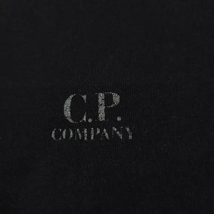 [SOLD OUT] C.P COMPANY 씨피컴퍼니 피그먼트 블랙 로고 렌즈 프린팅 반팔 티