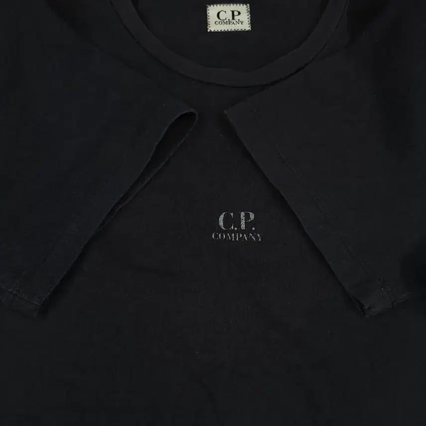 [SOLD OUT] C.P COMPANY 씨피컴퍼니 피그먼트 블랙 로고 렌즈 프린팅 반팔 티