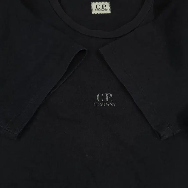 [SOLD OUT] C.P COMPANY 씨피컴퍼니 피그먼트 블랙 로고 렌즈 프린팅 반팔 티