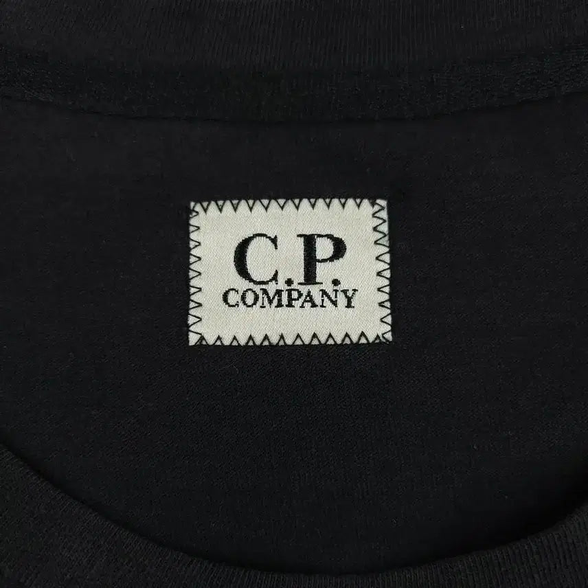 [SOLD OUT] C.P COMPANY 씨피컴퍼니 피그먼트 블랙 로고 렌즈 프린팅 반팔 티