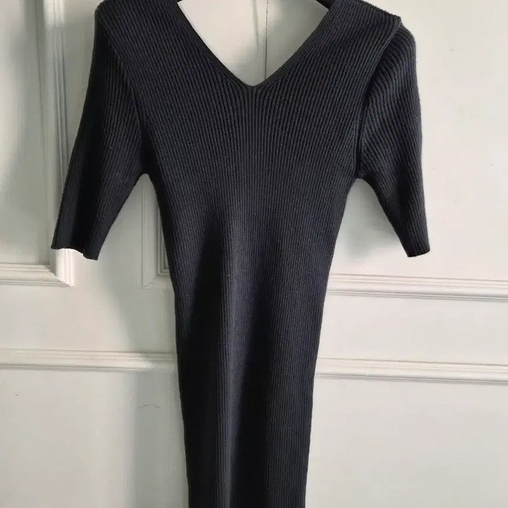 [BUNJANG] Ribbed Knit V-Neck Black Mini Dress / 골지 니트 V넥 블랙 원피스