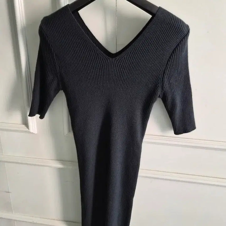 [BUNJANG] Ribbed Knit V-Neck Black Mini Dress / 골지 니트 V넥 블랙 원피스