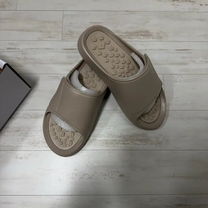 [BUNJANG] Saint Satin Swelling Relief Acupressure Slippers (Size 245-250) / 세인트사틴 붓기지압슬리퍼 245-250