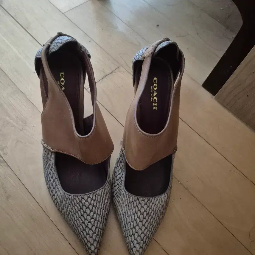 [BUNJANG] Coach Snake Pattern Heels (225mm) / 코치COACH 스네이크 힐 225mm