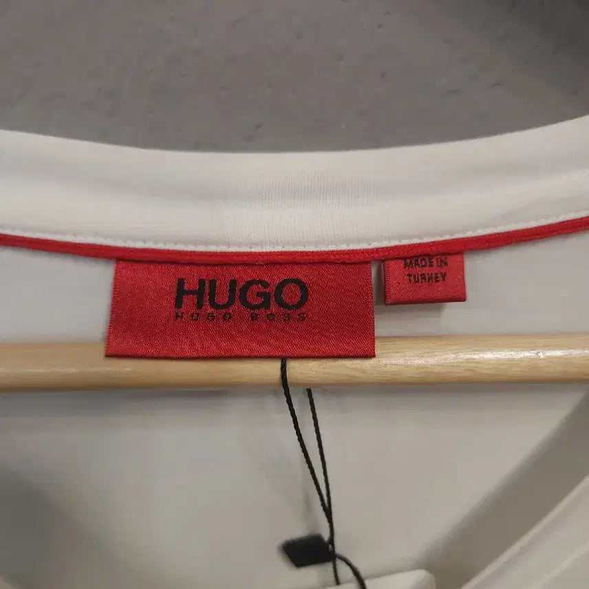 [BUNJANG] Hugo Boss White V-Neck Short Sleeve T-Shirt / 휴고보스 흰색 브이넥 반팔 티셔츠