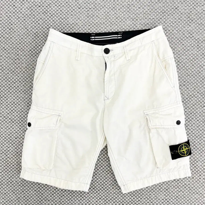 [BUNJANG] Stone Island Patch Cargo Shorts White Size 31 / [31]스톤아일랜드 와펜패치 카고 반바지