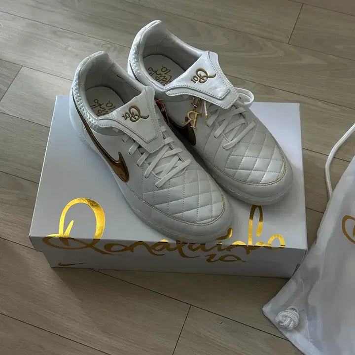 [BUNJANG] Nike Tiempo Legend RGN IC SE Metallic Summit White Metallic Gold / 나이키 티엠포 레전드 RGN IC SE 메탈릭 서밋 화이트 메탈릭 골드