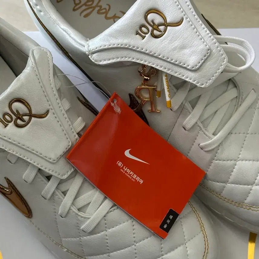 [BUNJANG] Nike Tiempo Legend RGN IC SE Metallic Summit White Metallic Gold / 나이키 티엠포 레전드 RGN IC SE 메탈릭 서밋 화이트 메탈릭 골드